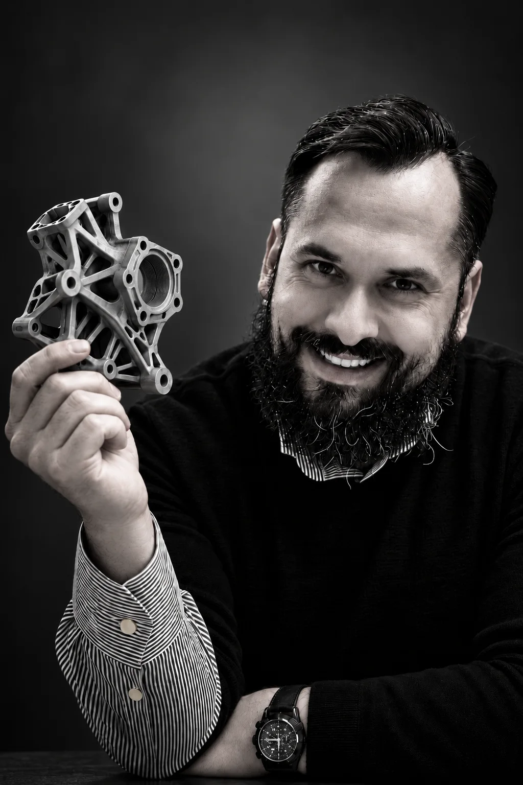 Arjol, fondatore di NeoForma3D, con un componente a reticolo stampato in 3D