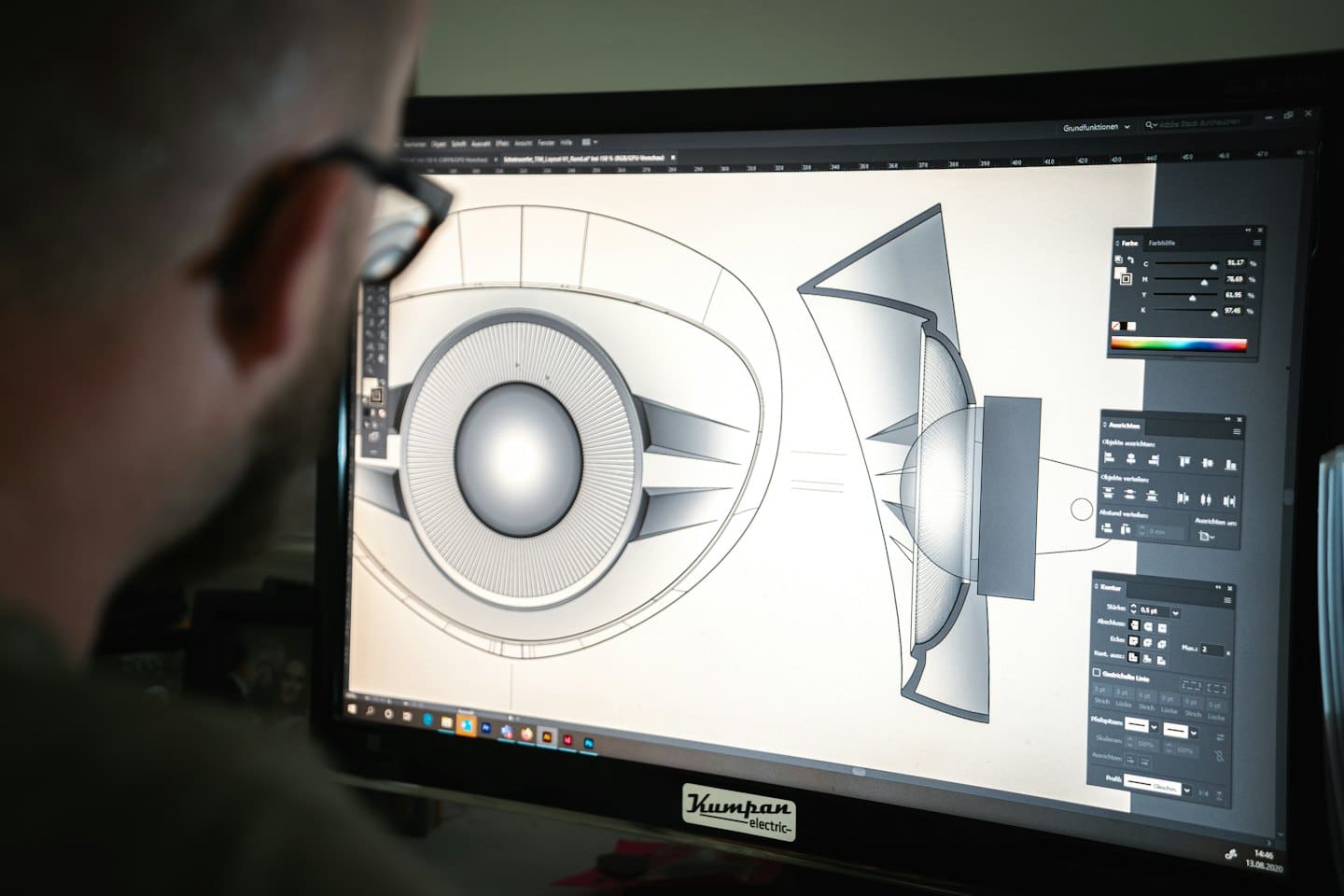 Persona che lavora su un software di progettazione 3D al computer.